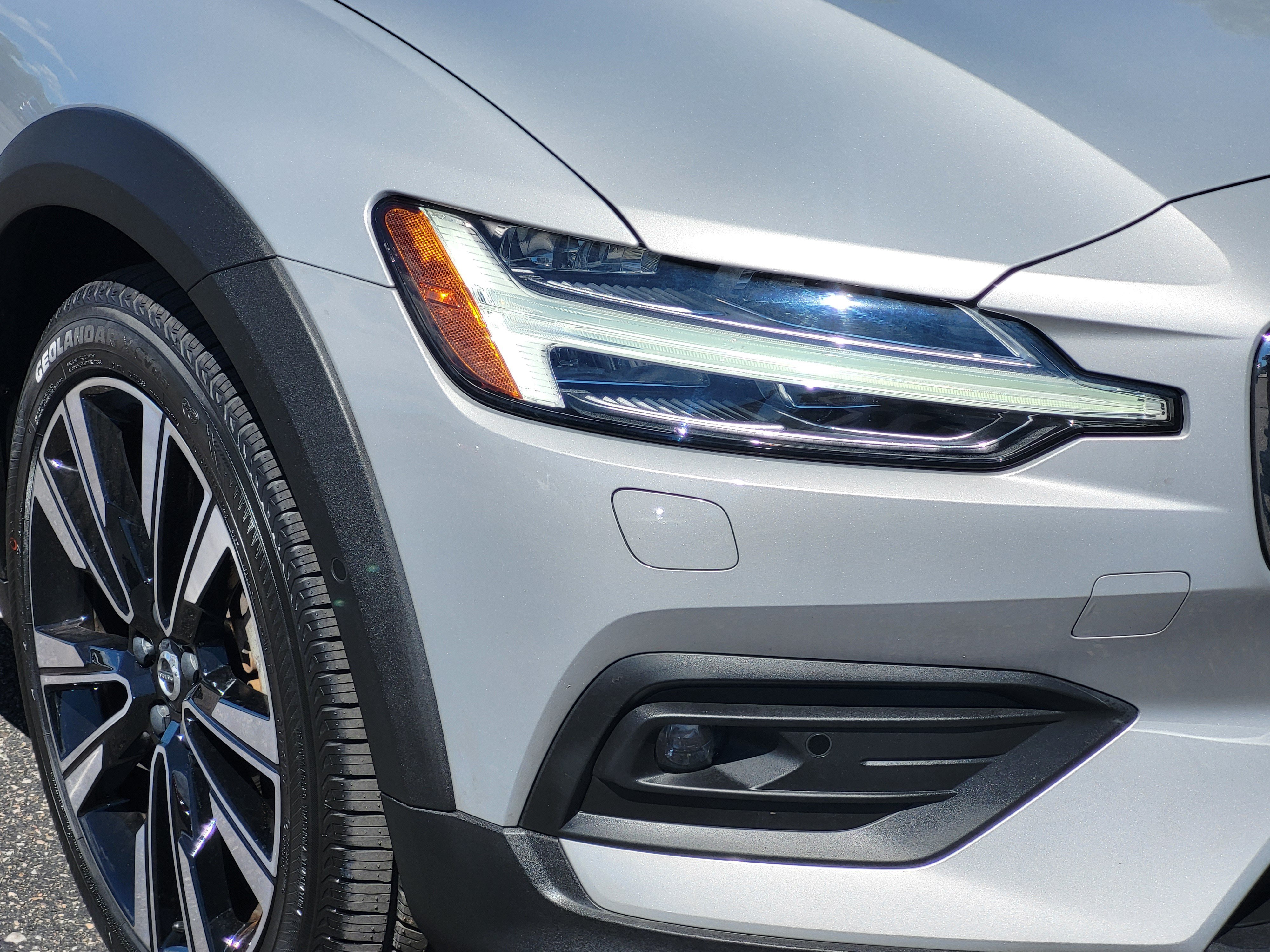 Certified 2024 Volvo V60 B5 Cross Country Ultimate w/ Protection Package Premier AWD/4WD image 5