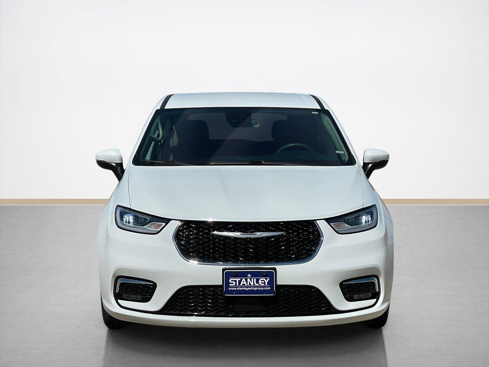 Used 2023 Chrysler Pacifica Touring-L image 2