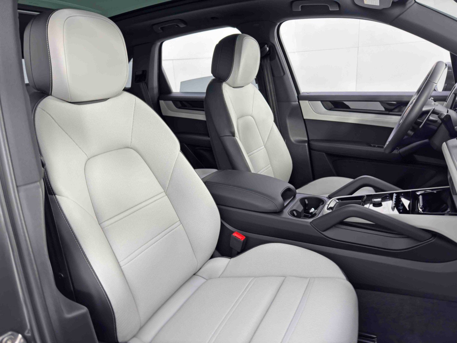 Used 2024 Porsche Cayenne w/ Technology Package image 42