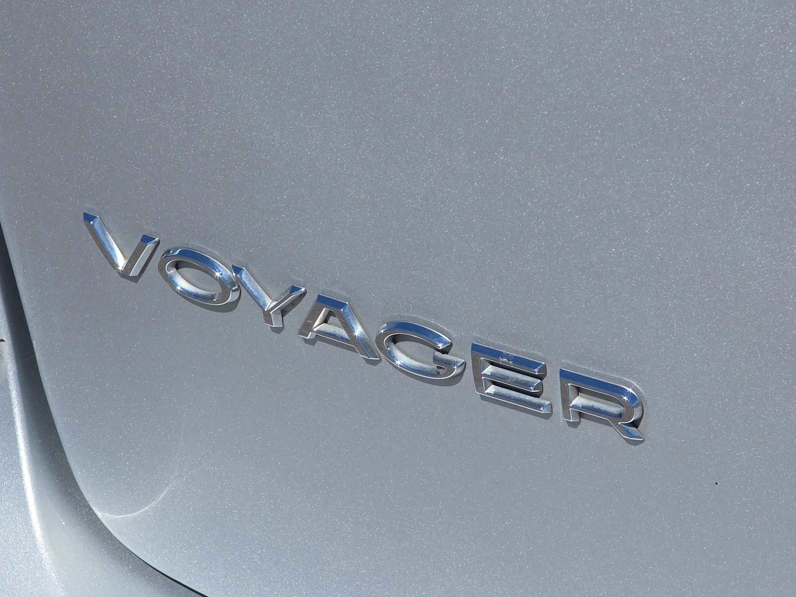 Used 2022 Chrysler Voyager LX image 11