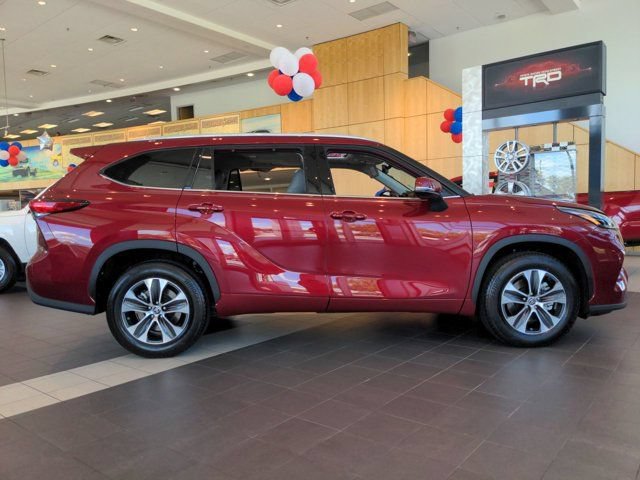 Used 2022 Toyota Highlander XLE FWD image 3