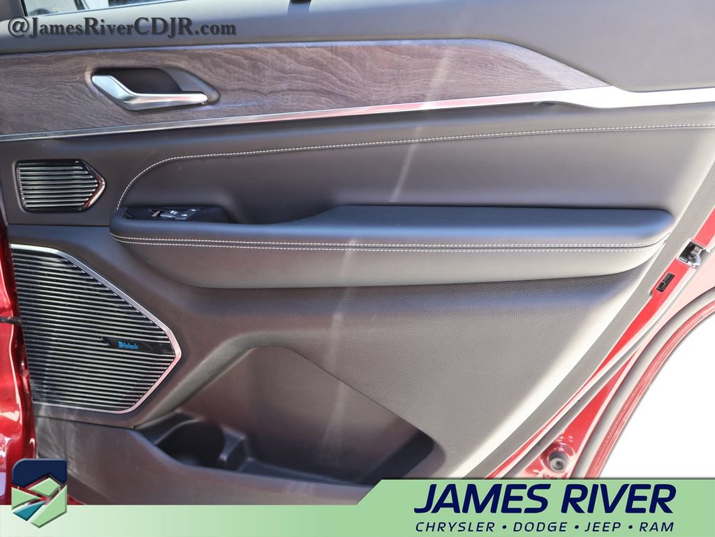 Used 2022 Jeep Grand Cherokee L Overland w/ Luxury Tech Group IV AWD/4WD image 11