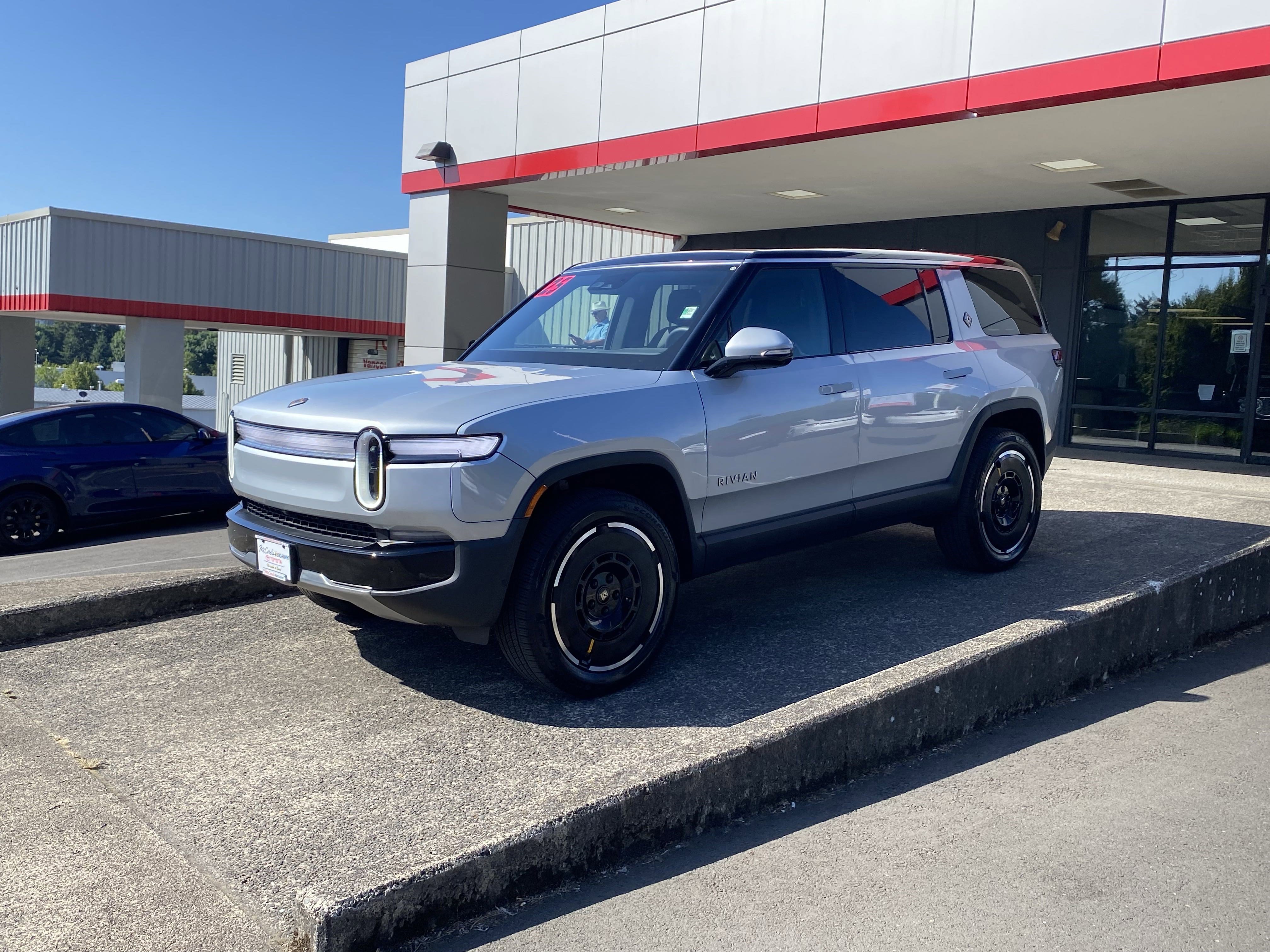 Used 2025 Rivian R1S Adventure image 4