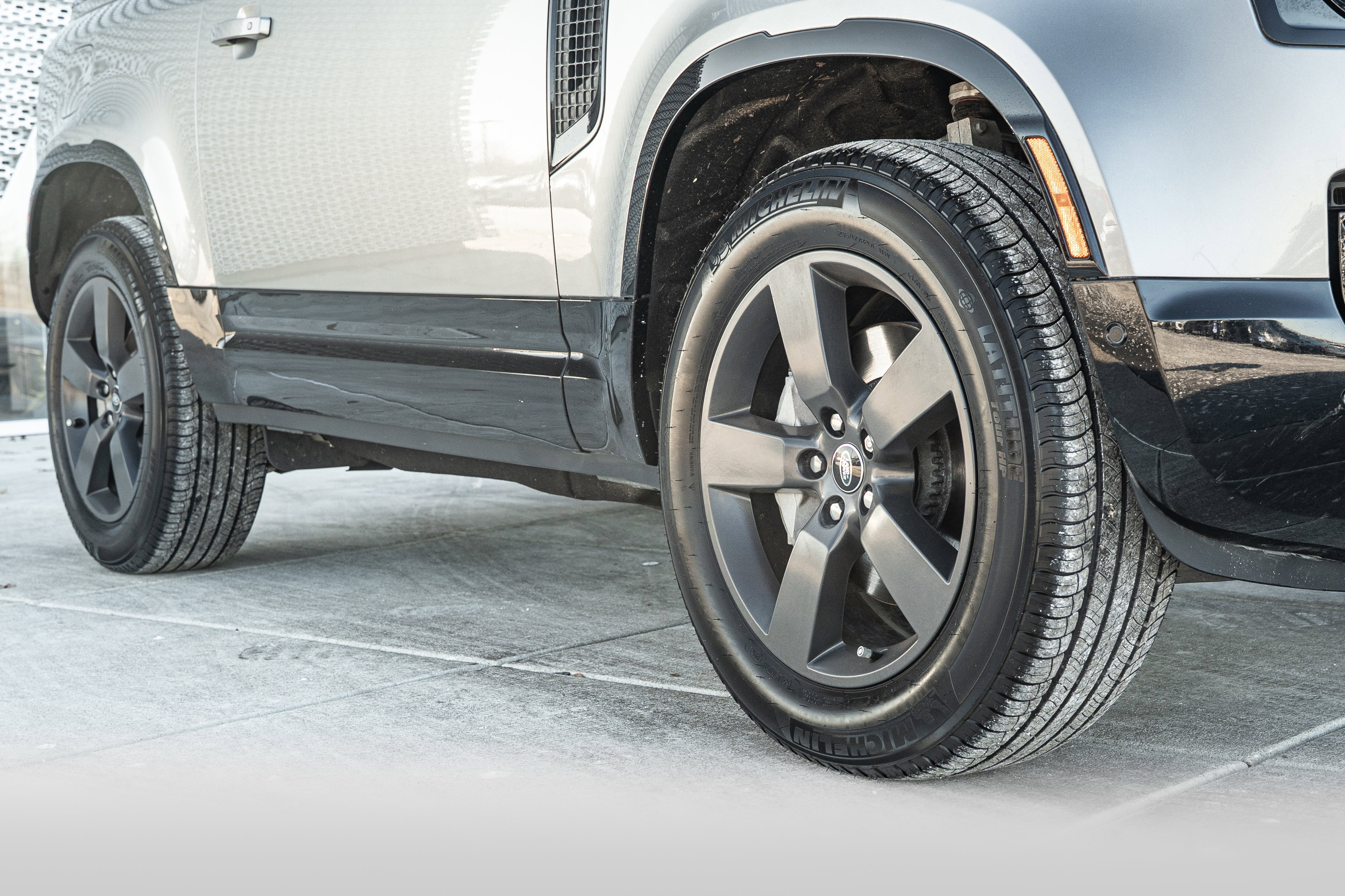 Used 2023 Land Rover Defender 90 X-Dynamic SE image 33