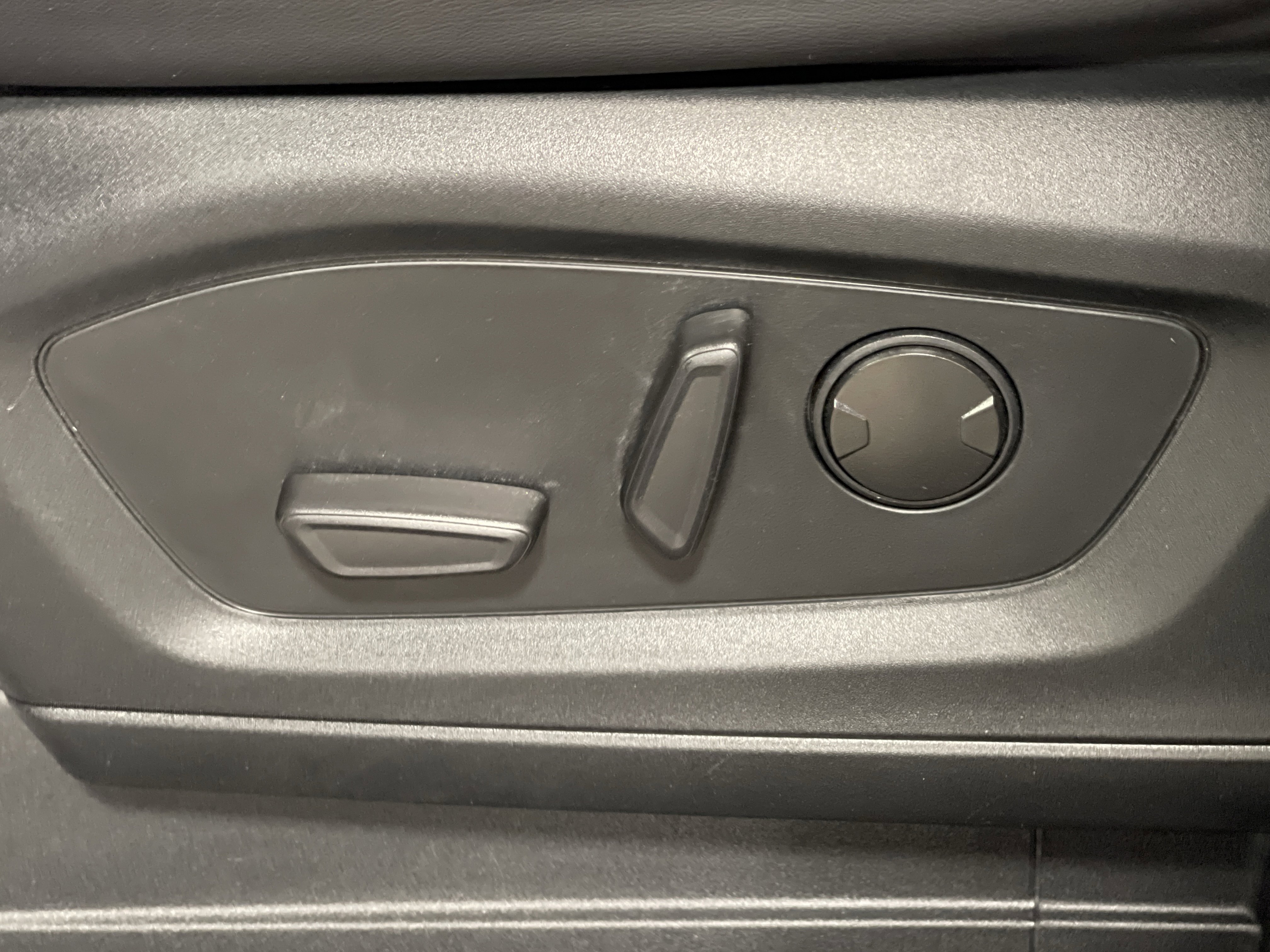 Used 2022 Ford Explorer XLT w/ Equipment Group 202A image 12