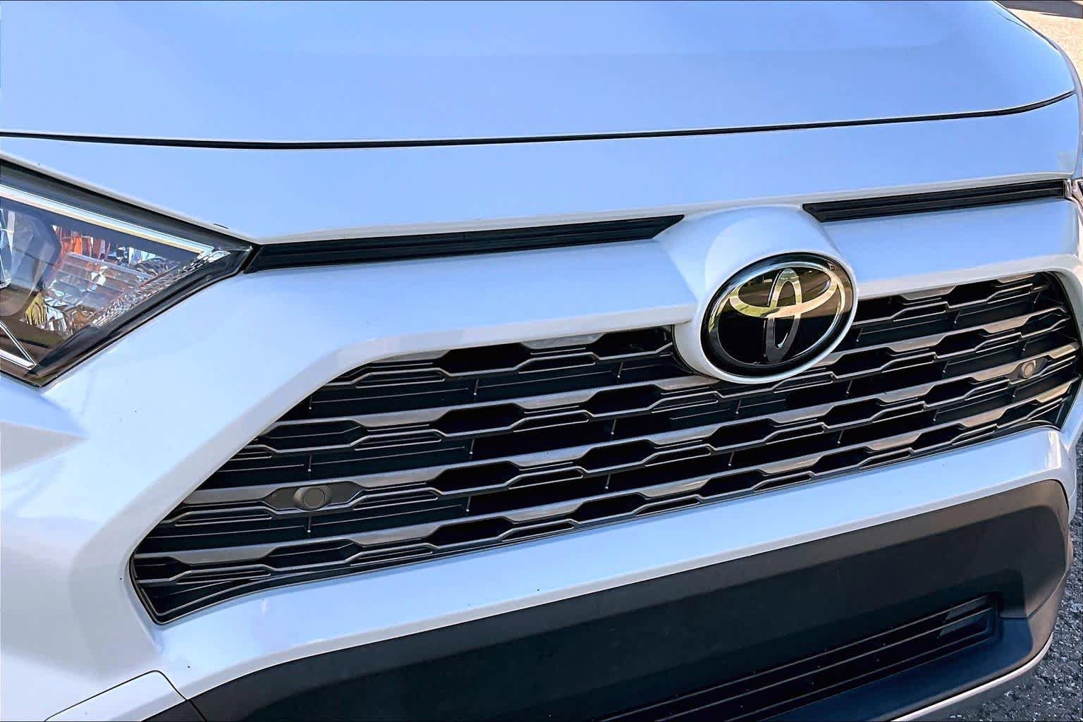Used 2019 Toyota RAV4 Limited w/ Cold Weather Package AWD/4WD image 30