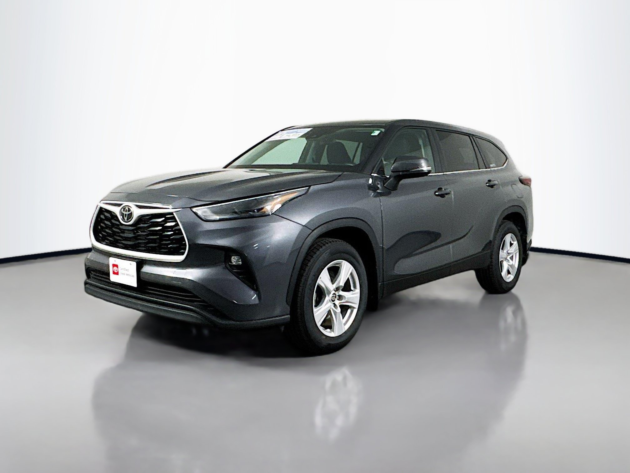 Used 2025 Toyota Highlander LE AWD/4WD image 3
