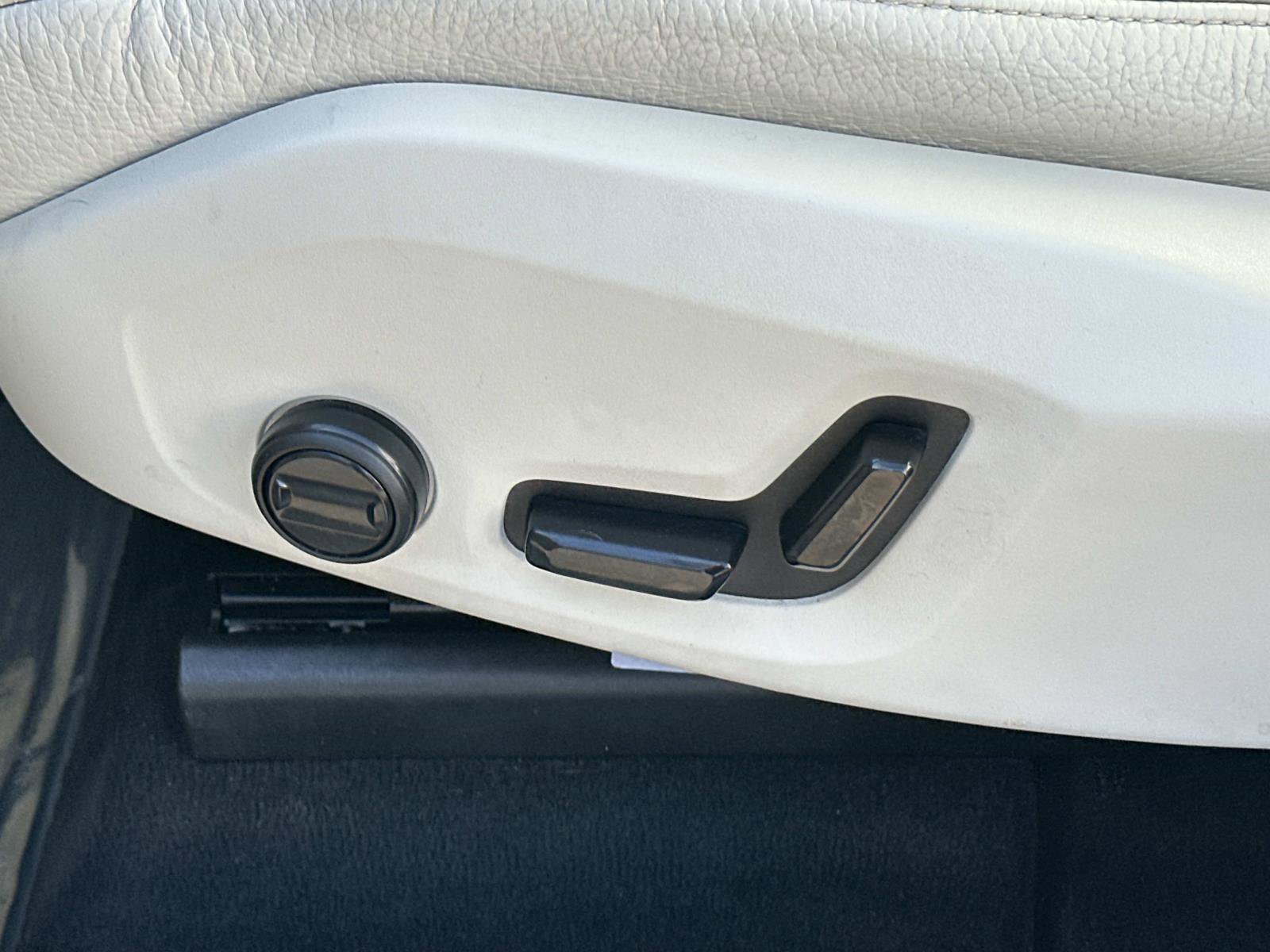 Used 2020 Volvo XC60 T8 Momentum w/ Protection Package Premier image 19