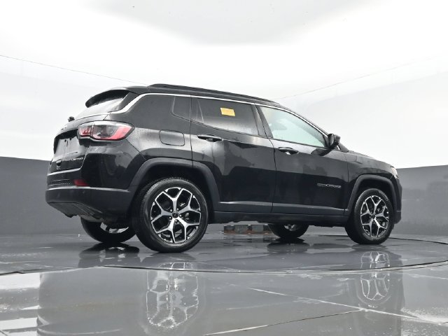 Used 2025 Jeep Compass Limited AWD/4WD image 25