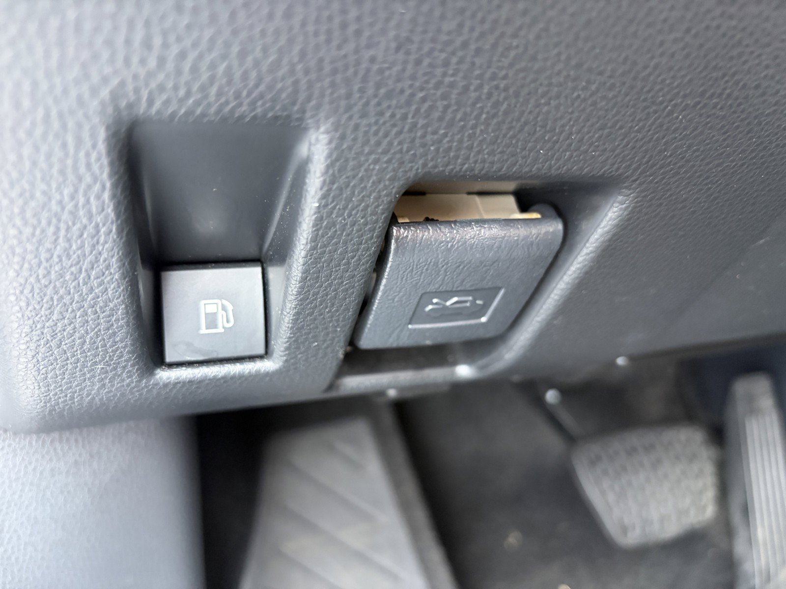 Used 2022 Toyota RAV4 XLE Premium AWD/4WD image 28