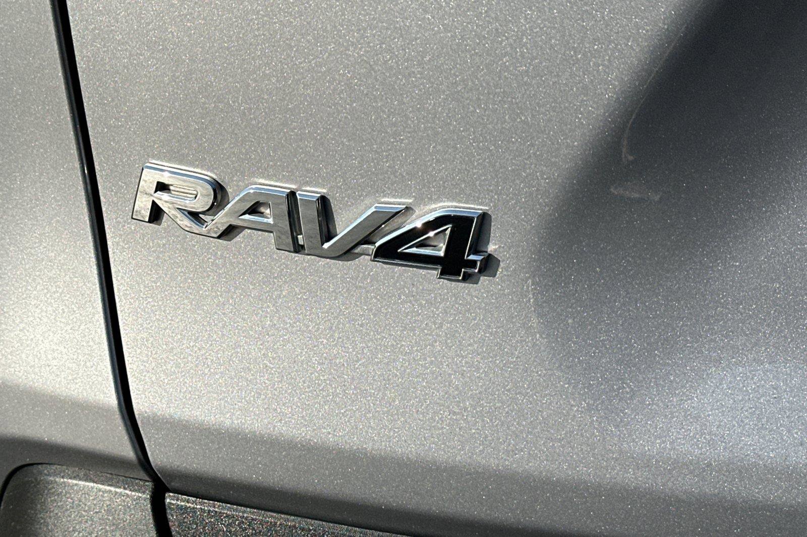 Used 2021 Toyota RAV4 XLE w/ Carpet Mat Package (TMS) image 26