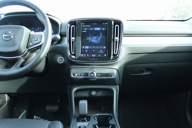 Used 2025 Volvo XC40 B5 Core image 18