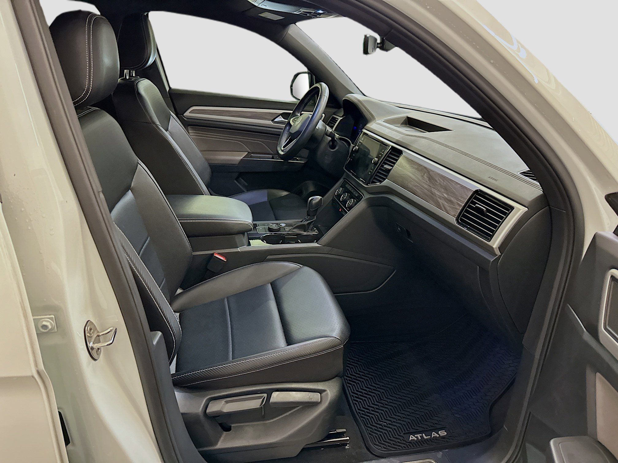 Used 2022 Volkswagen Atlas Cross Sport SE image 32