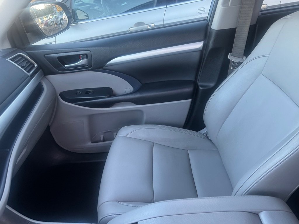 Used 2018 Toyota Highlander SE image 9