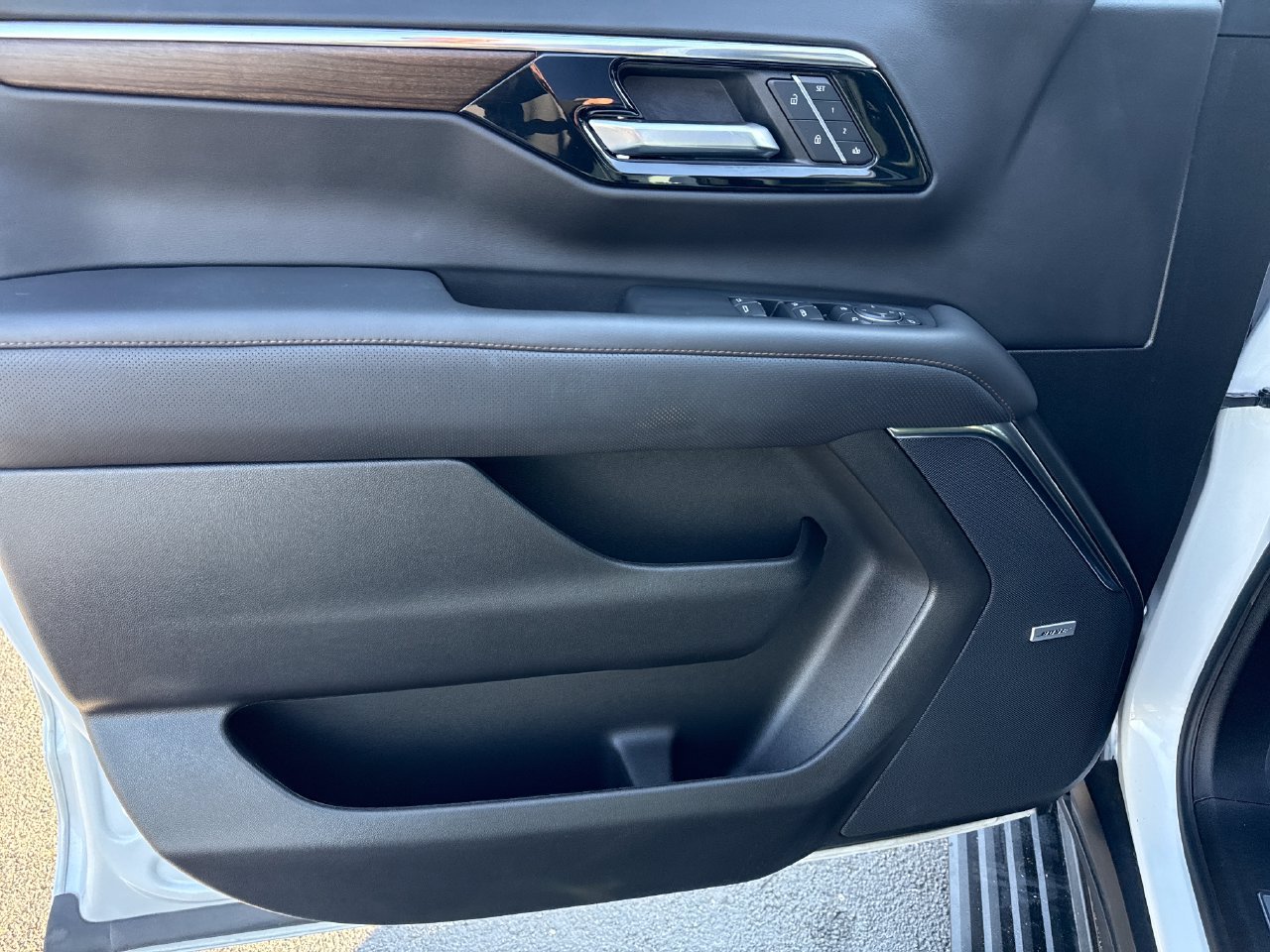 Used 2025 Chevrolet Suburban High Country AWD/4WD image 17