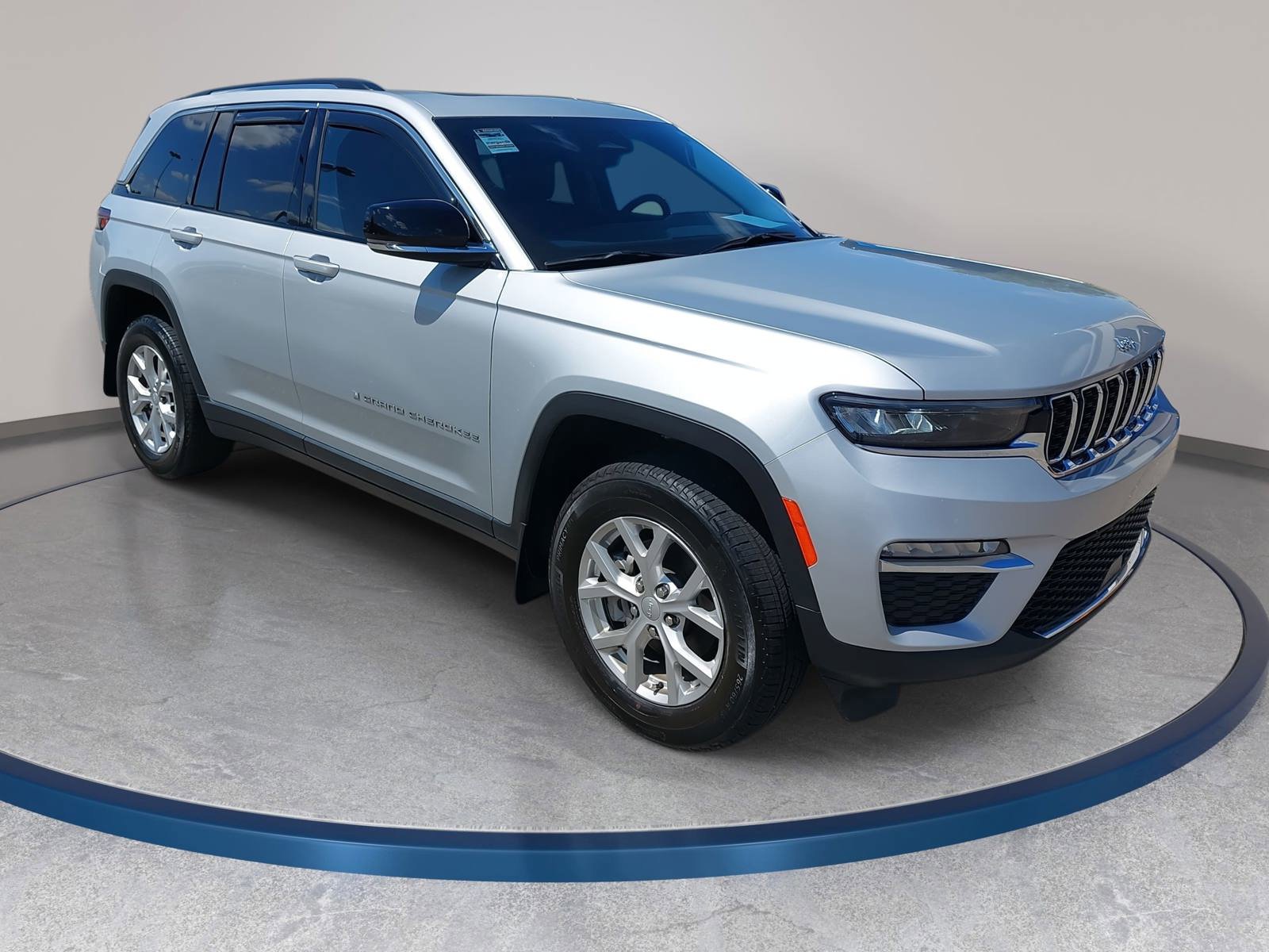 Used 2024 Jeep Grand Cherokee Limited image 3