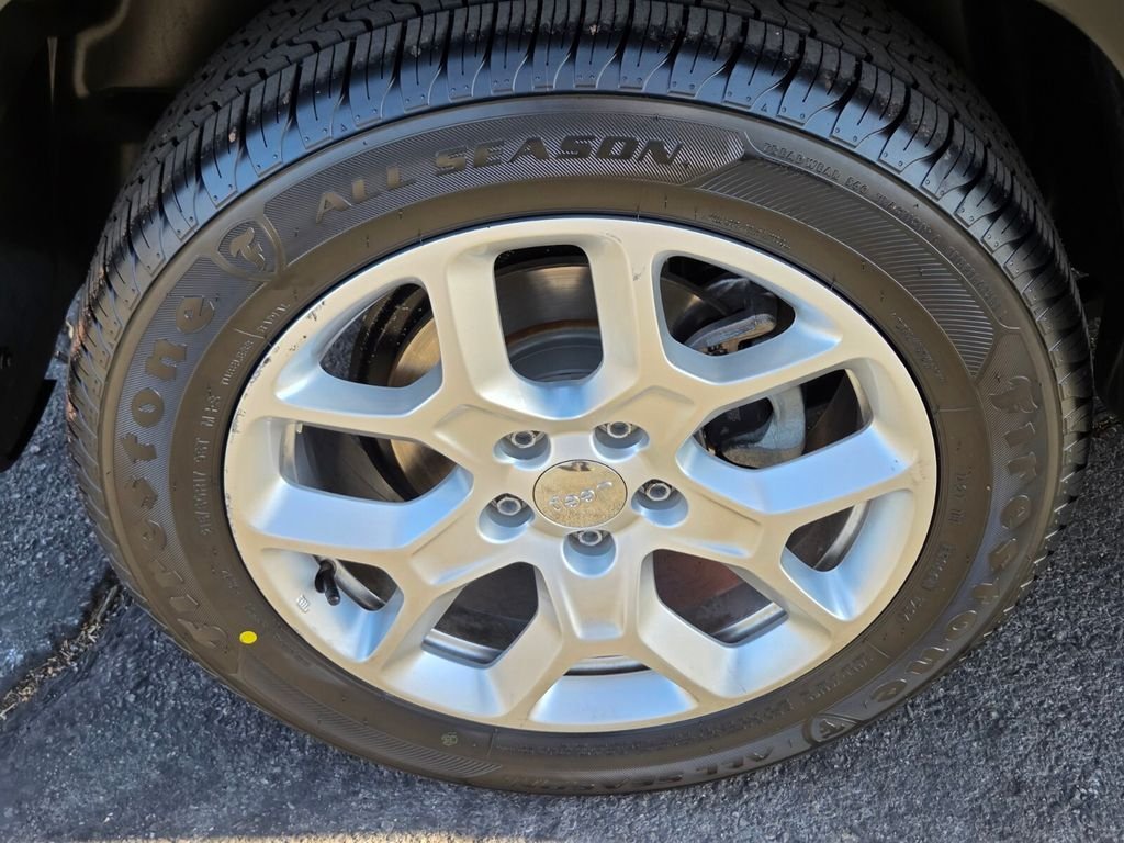 Used 2015 Jeep Renegade Latitude w/ Popular Equipment Group FWD image 10