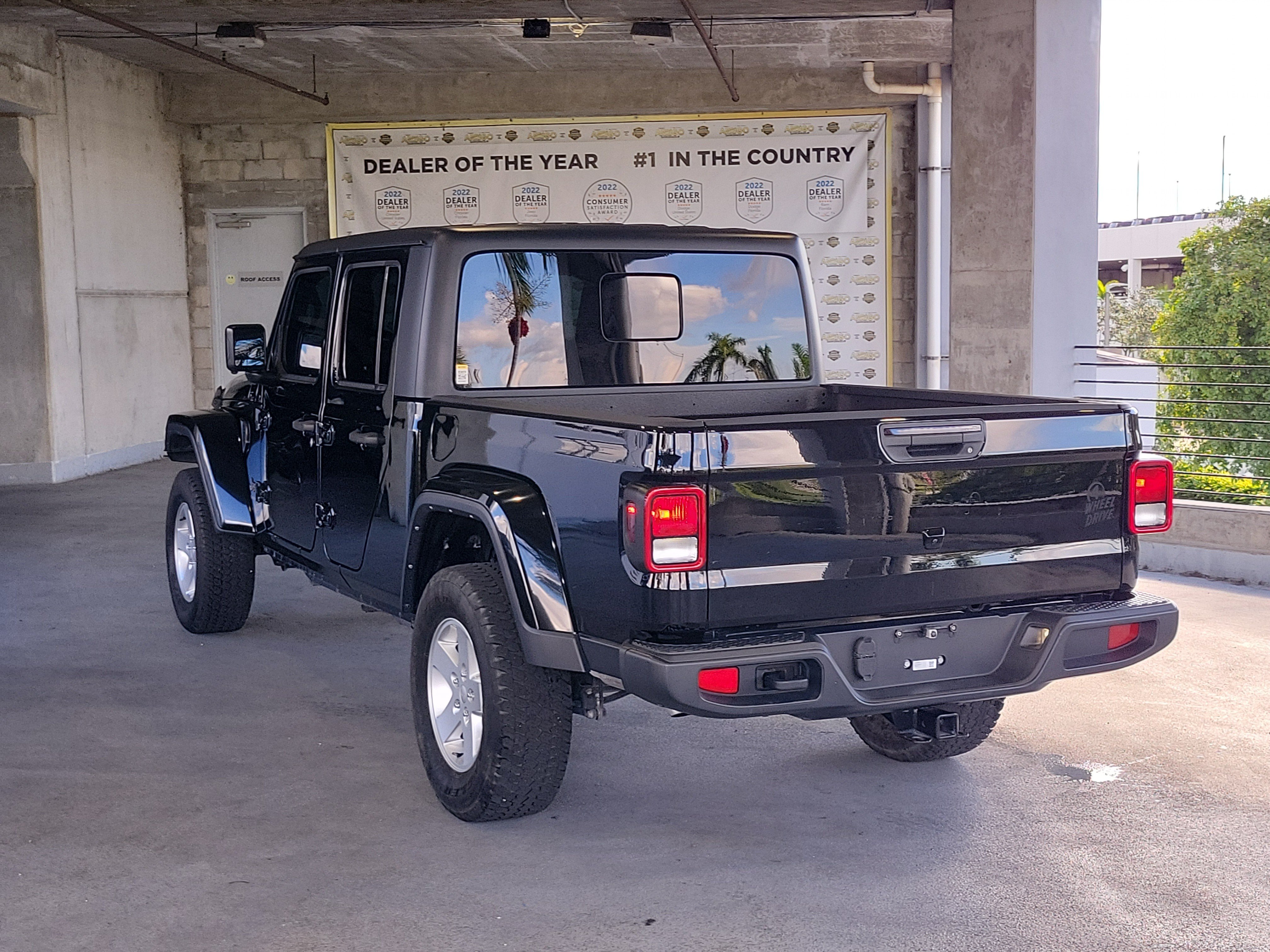 Certified 2023 Jeep Gladiator Sport AWD/4WD image 3