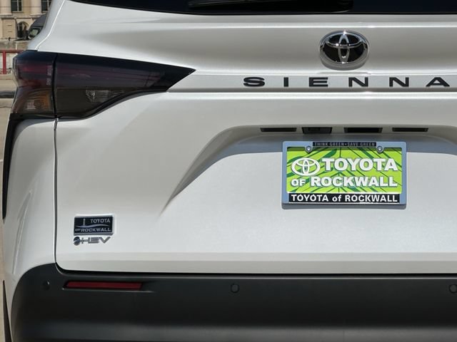 Used 2026 Toyota Sienna XLE FWD image 5