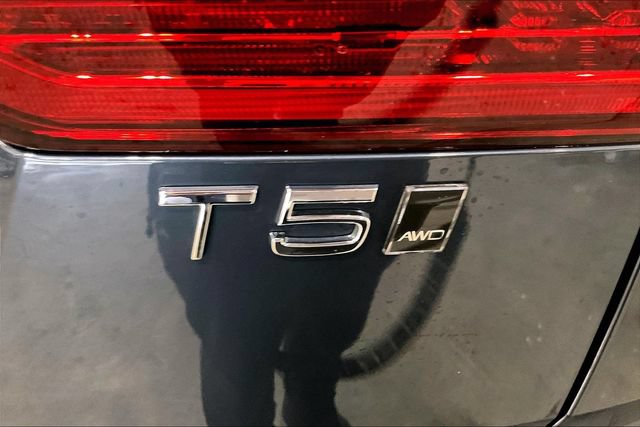 Certified 2021 Volvo XC60 T5 Momentum w/ Advanced Package AWD/4WD image 11