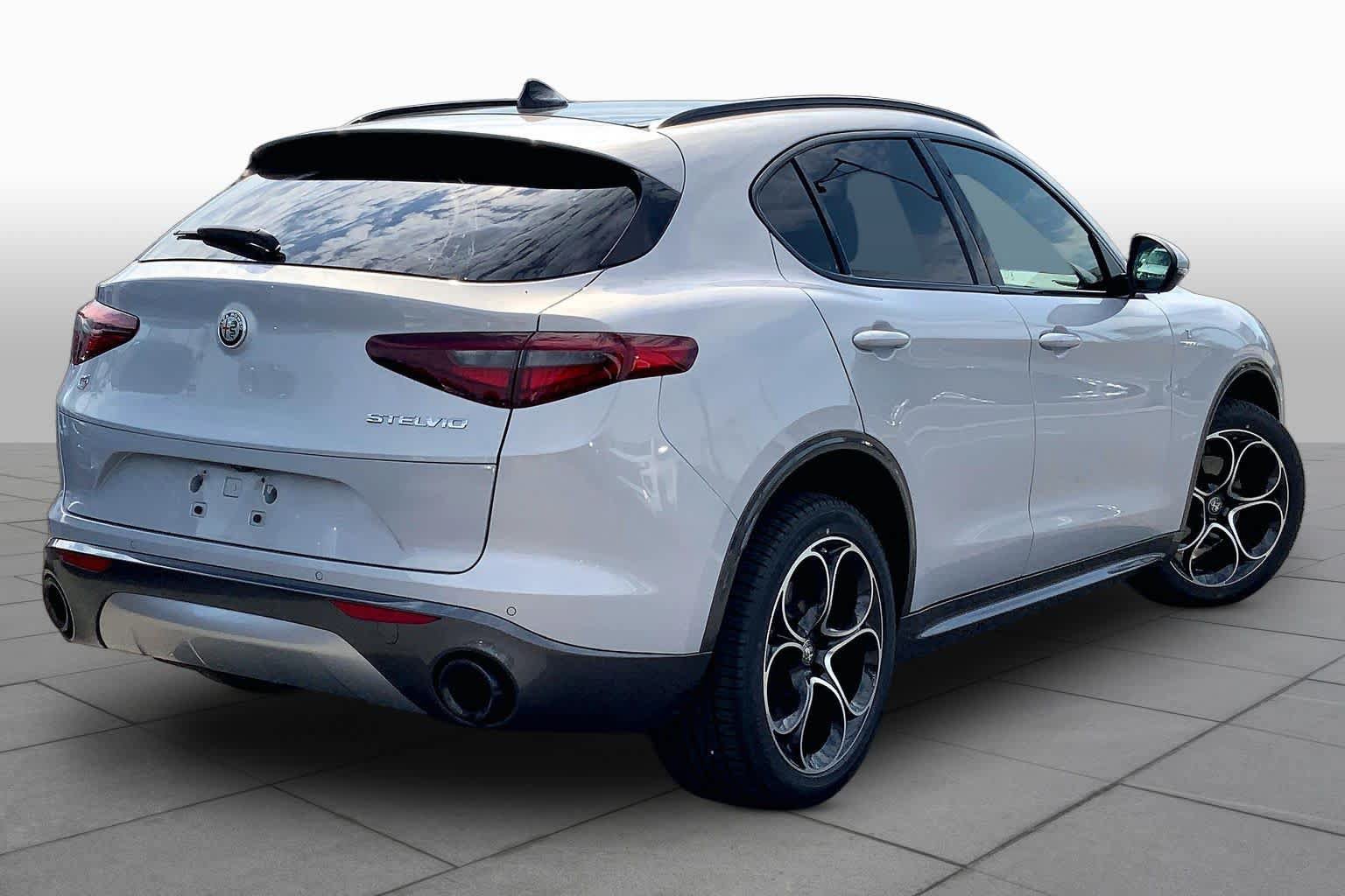 Used 2023 Alfa Romeo Stelvio Ti AWD/4WD image 13