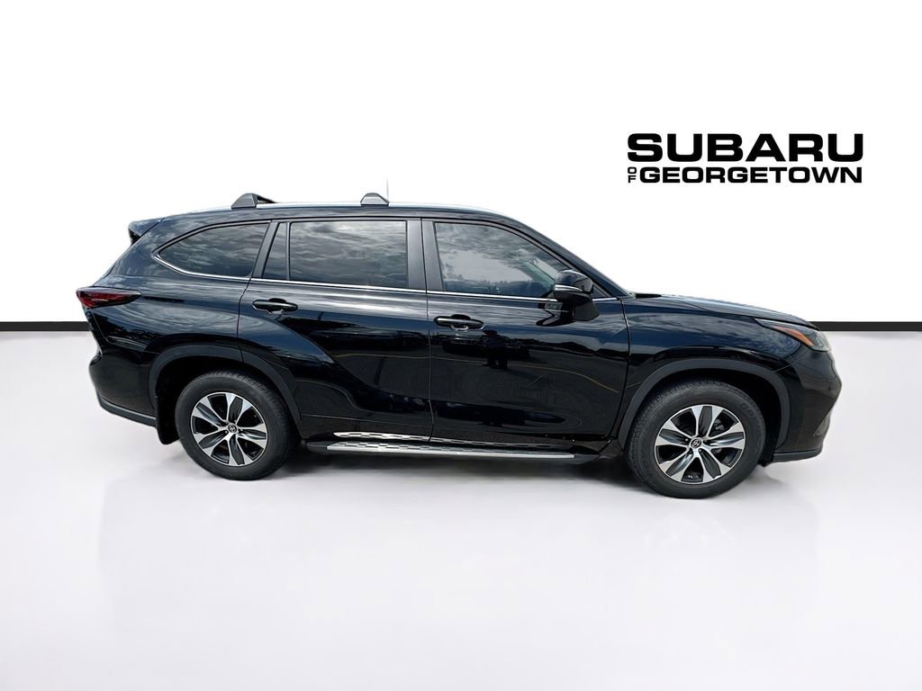Used 2024 Toyota Highlander XLE AWD/4WD image 8