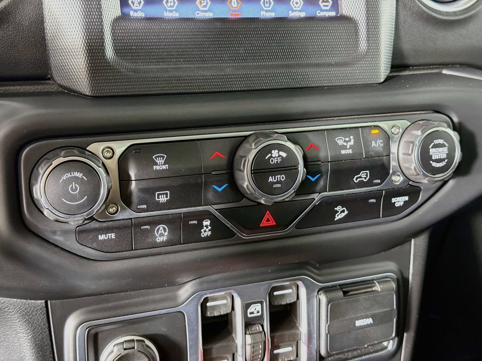 Used 2018 Jeep Wrangler Unlimited Sahara AWD/4WD image 15