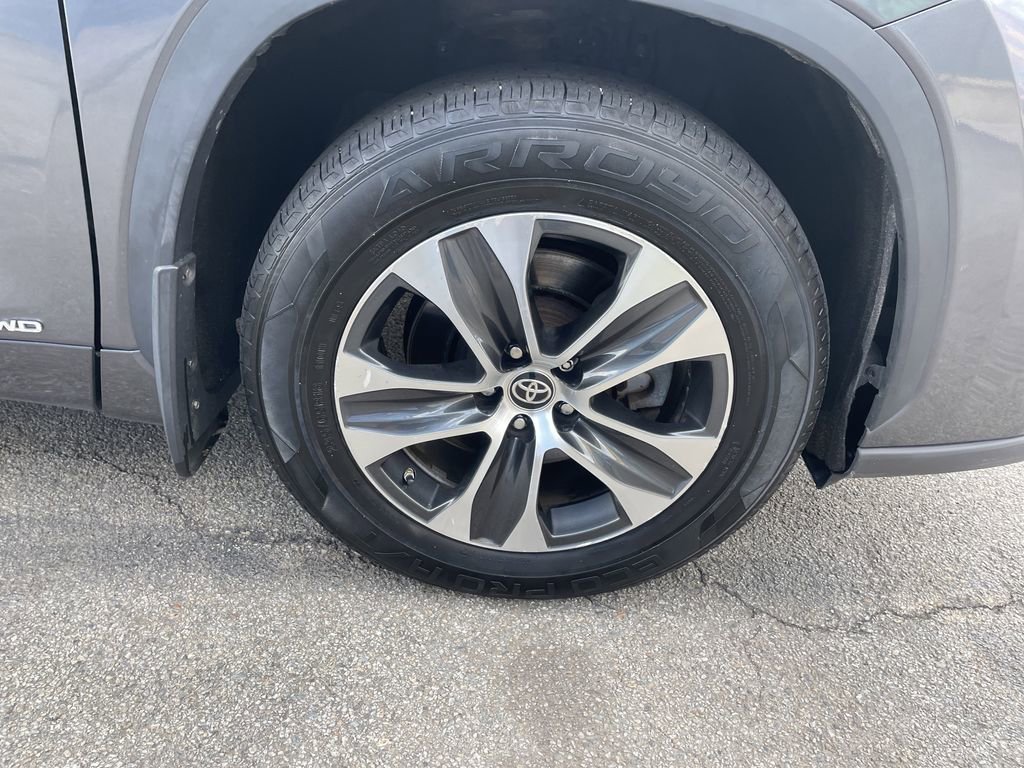 Certified 2020 Toyota Highlander XLE AWD/4WD image 11