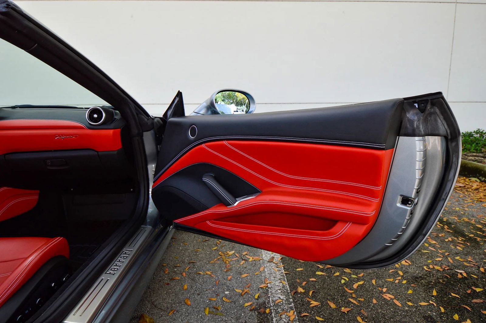 Used 2015 Ferrari California T image 41