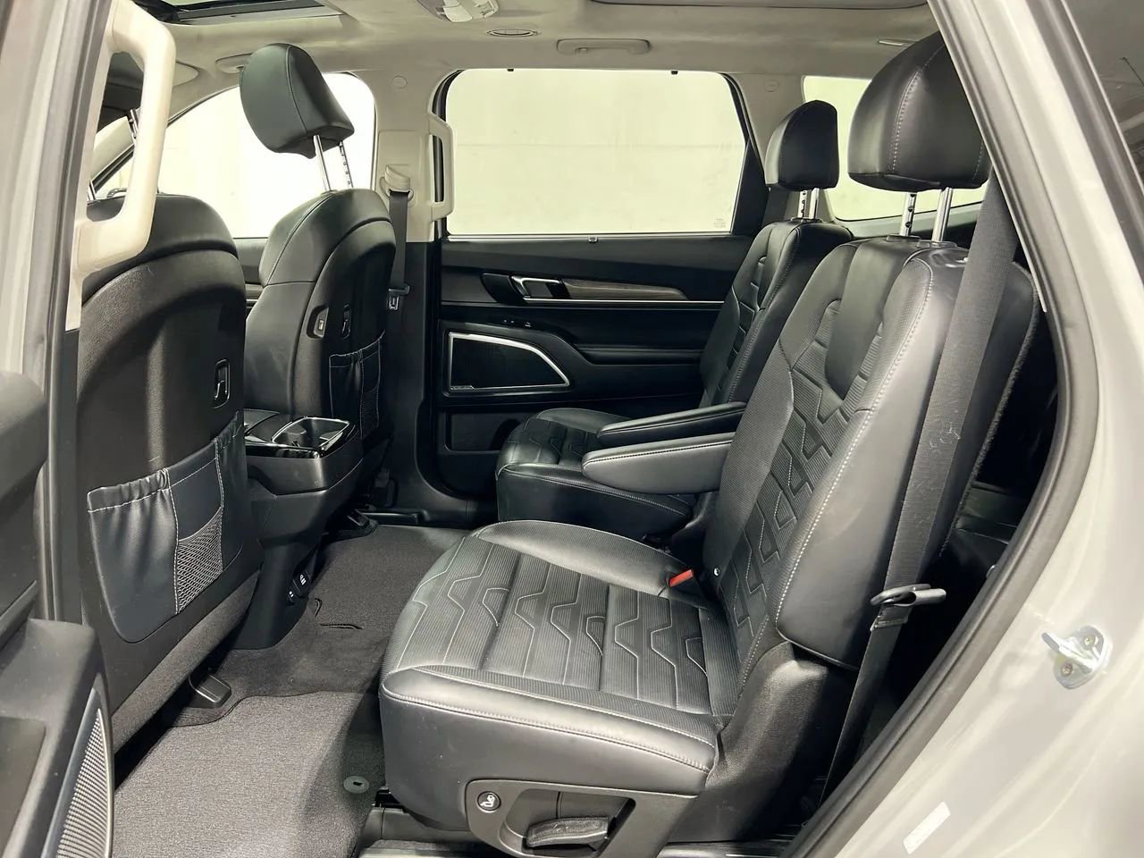 Used 2022 Kia Telluride SX w/ SX Prestige Package image 3