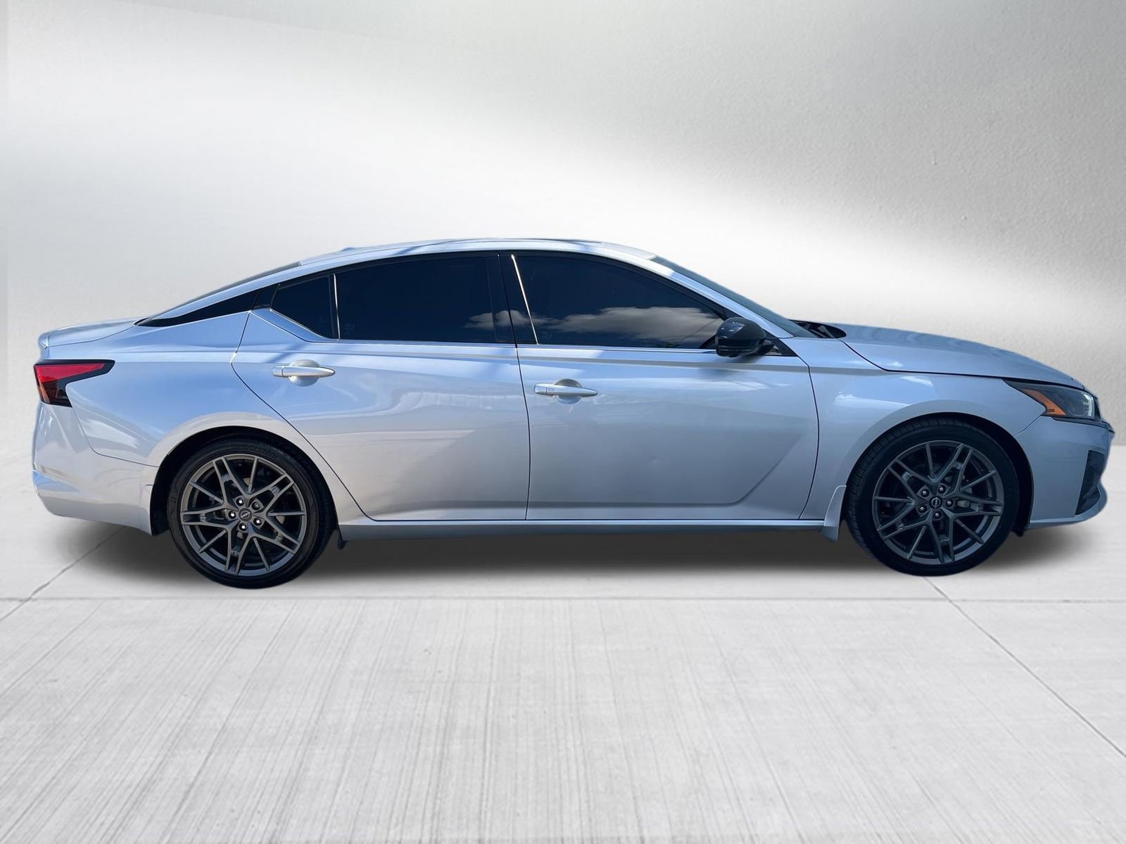 Used 2023 Nissan Altima 2.0 SR FWD image 5