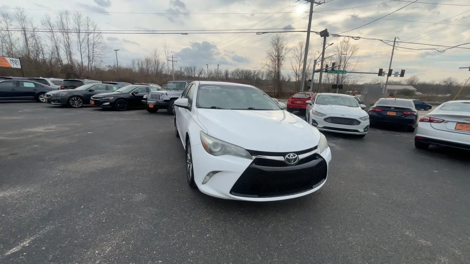 Used 2016 Toyota Camry SE image 2