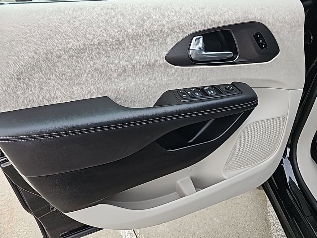 Certified 2024 Chrysler Pacifica Touring-L image 16