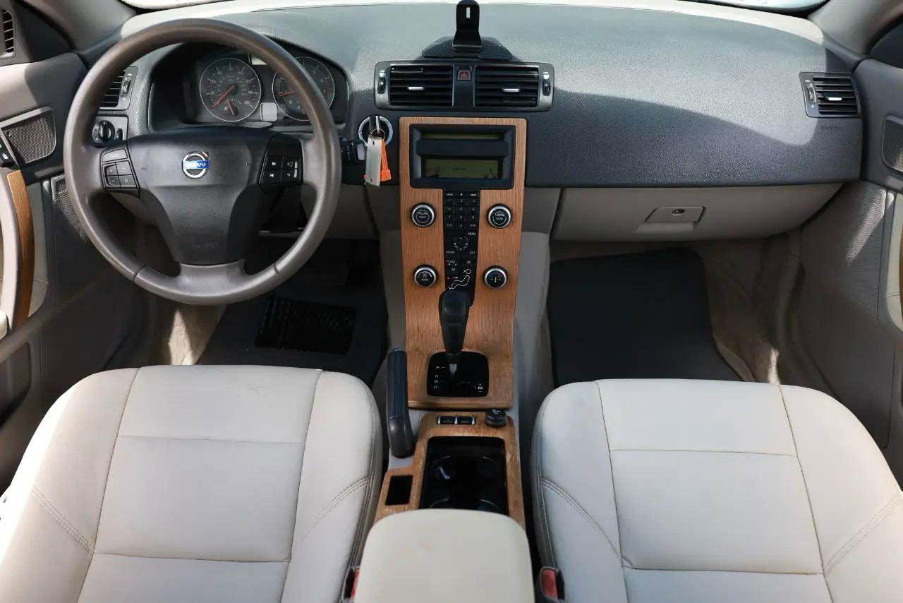 Used 2008 Volvo C70 T5 FWD image 2