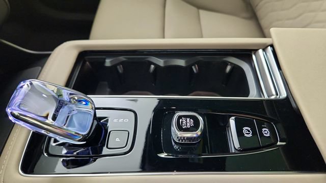 New 2026 Volvo XC90 T8 Plus w/ Protection Package Premier AWD/4WD image 17