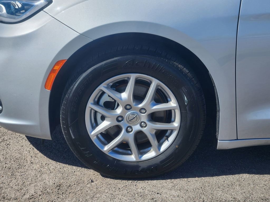 Used 2024 Chrysler Pacifica Touring-L image 13
