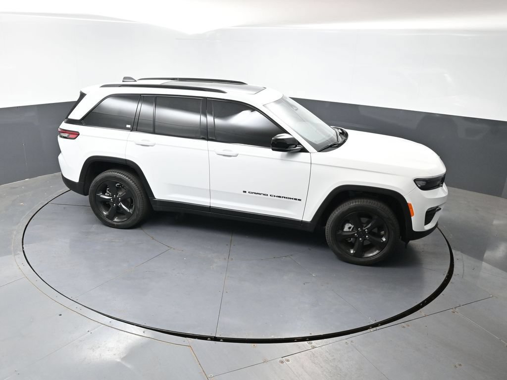 Used 2023 Jeep Grand Cherokee Limited w/ Black Appearance Package AWD/4WD image 15