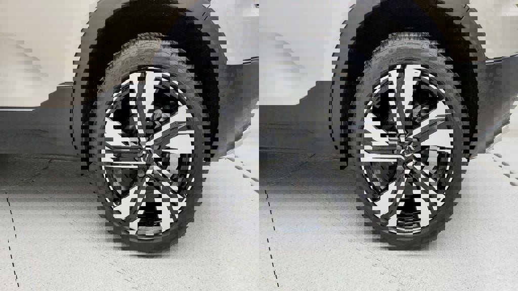 Used 2023 Volvo XC40 B5 Plus w/ Driver Assist Package image 9