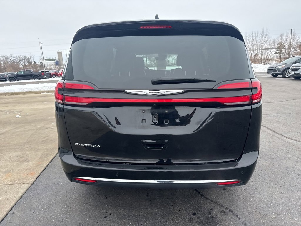Used 2024 Chrysler Pacifica Touring-L image 6