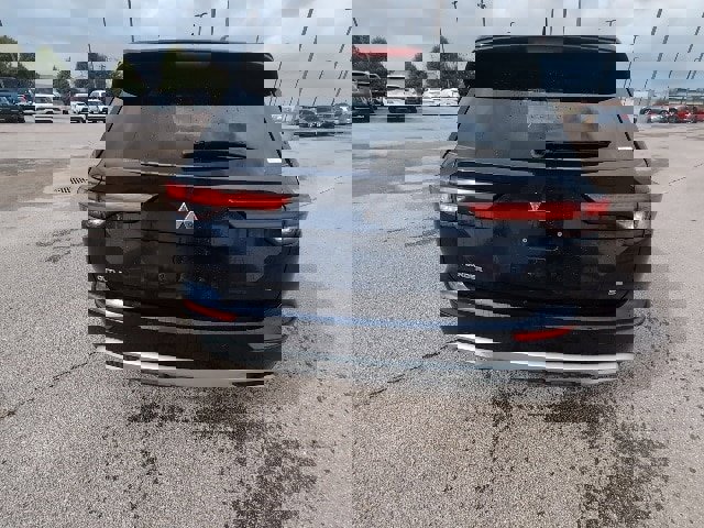 Used 2024 Mitsubishi Outlander SE image 4