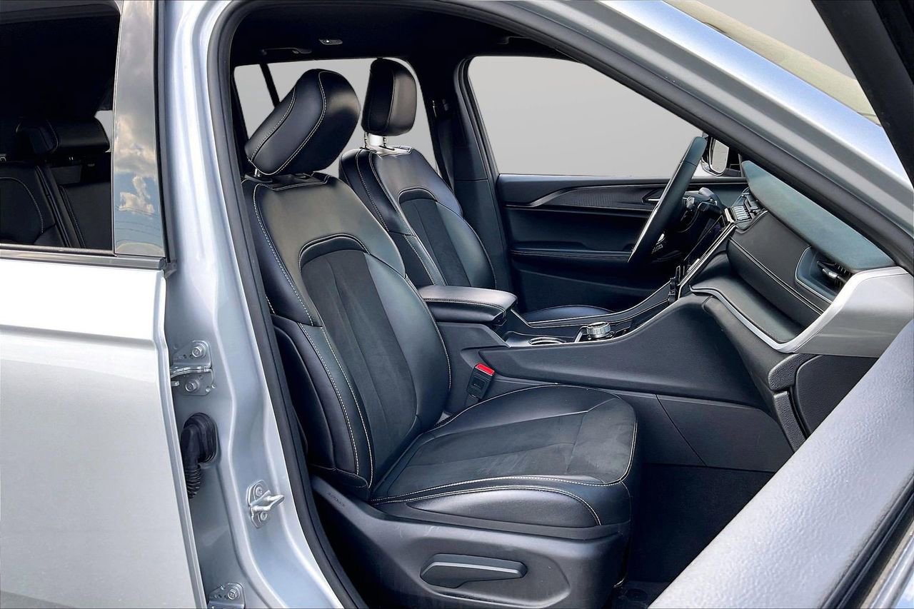 Certified 2025 Jeep Grand Cherokee Altitude image 23