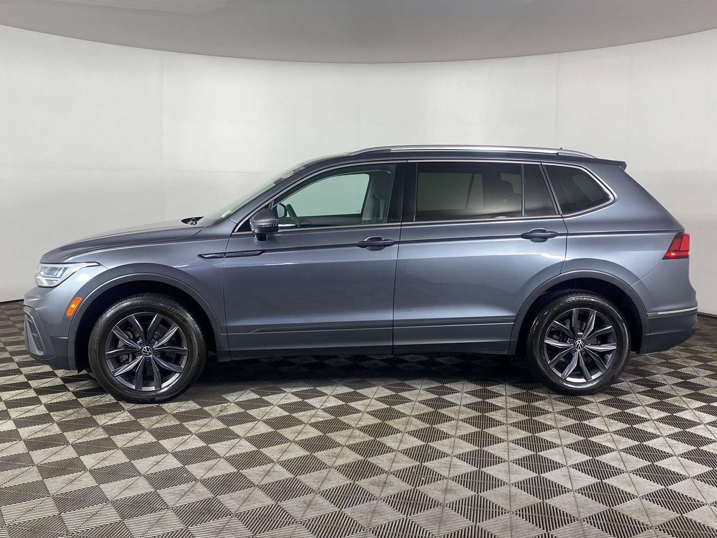 Used 2023 Volkswagen Tiguan SE AWD/4WD image 27