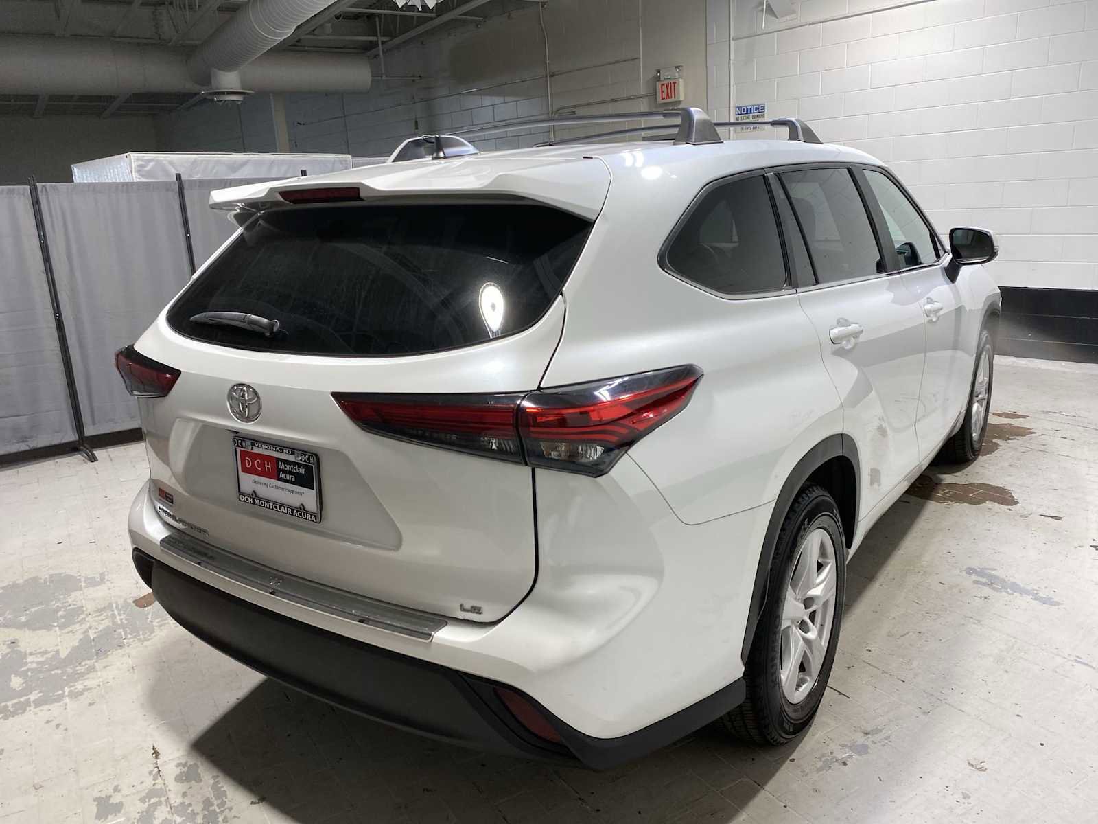 Used 2023 Toyota Highlander LE FWD image 26