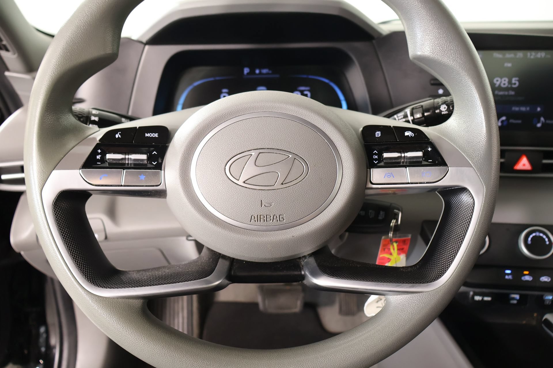 Used 2024 Hyundai Elantra SE FWD image 3
