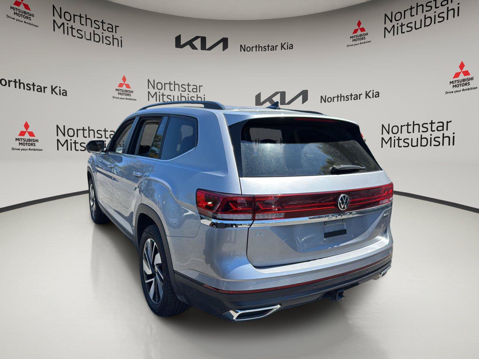Used 2025 Volkswagen Atlas SE AWD/4WD image 3