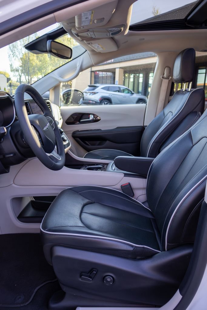 Used 2023 Chrysler Pacifica Limited FWD image 15