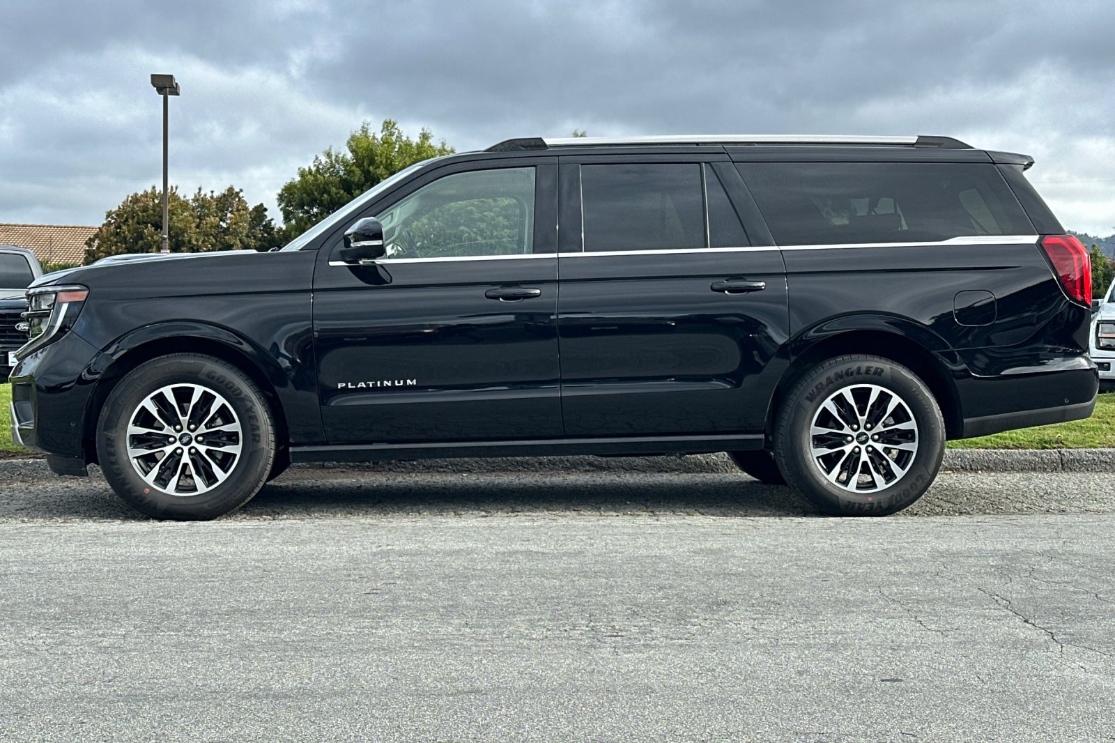Used 2025 Ford Expedition Max Platinum AWD/4WD image 2