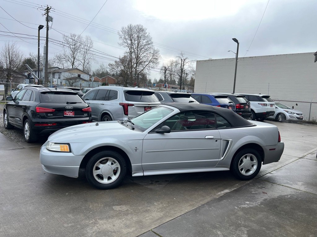Used 2000 Ford Mustang Convertible RWD image 4