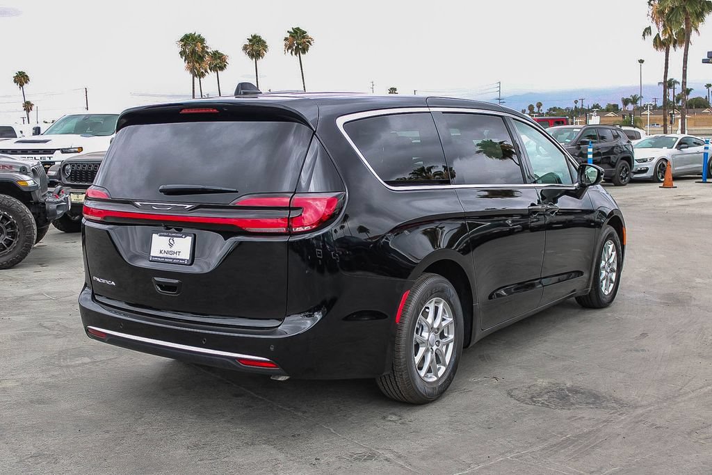 New 2027 Chrysler Pacifica Select FWD image 9