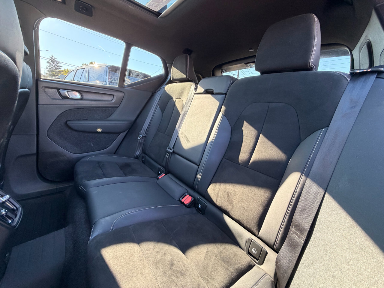 Used 2022 Volvo XC40 P8 Recharge Plus image 15